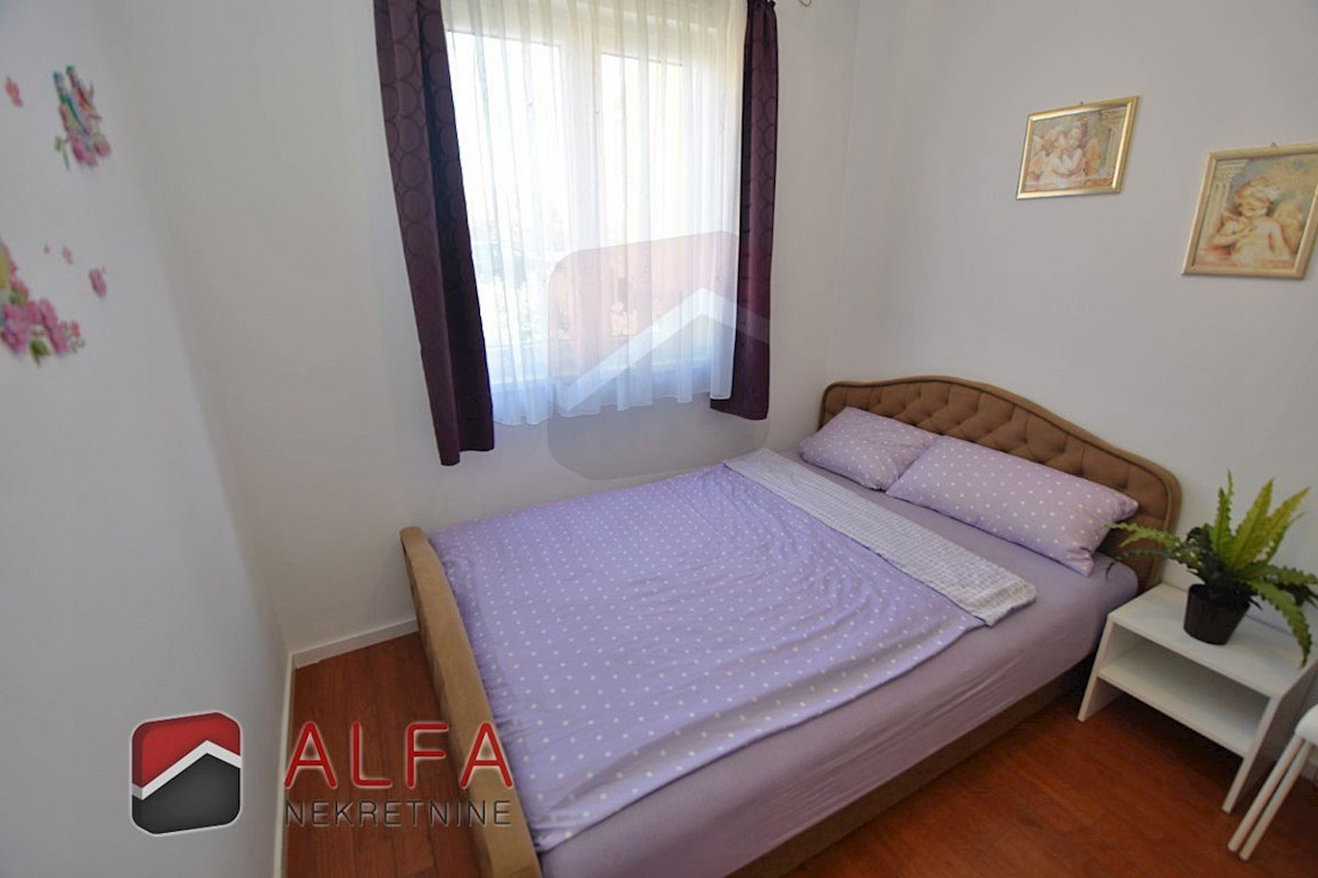 Hrvaška, Vodice, prodaja stanovanje v pritličju z vrtom in skupnim bazenom