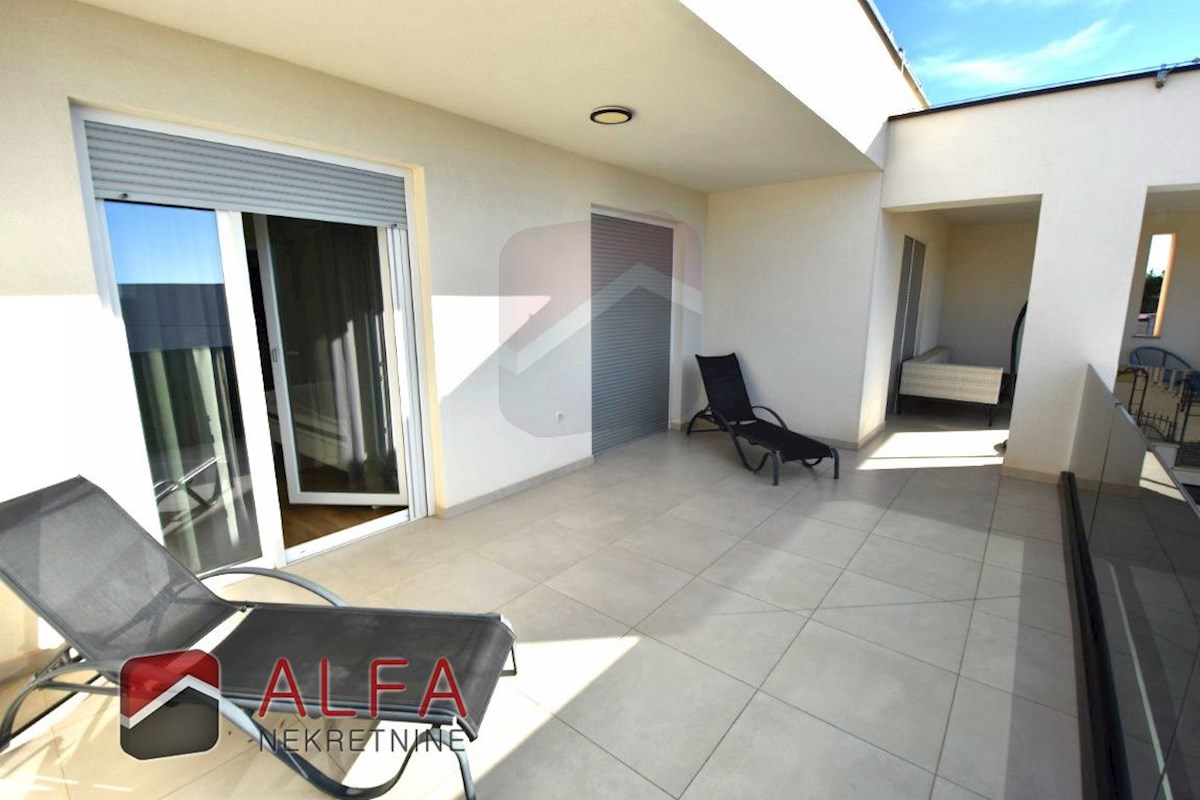 Hrvaška, Vodice – prodaja moderna novogradnja družinske hiše z bazenom