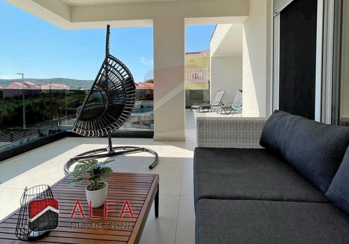 Hrvaška, Vodice – prodaja moderna novogradnja družinske hiše z bazenom