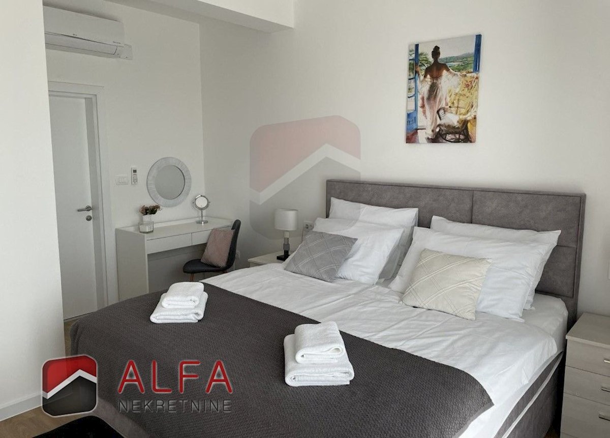 Hrvaška, Vodice – prodaja moderna novogradnja družinske hiše z bazenom