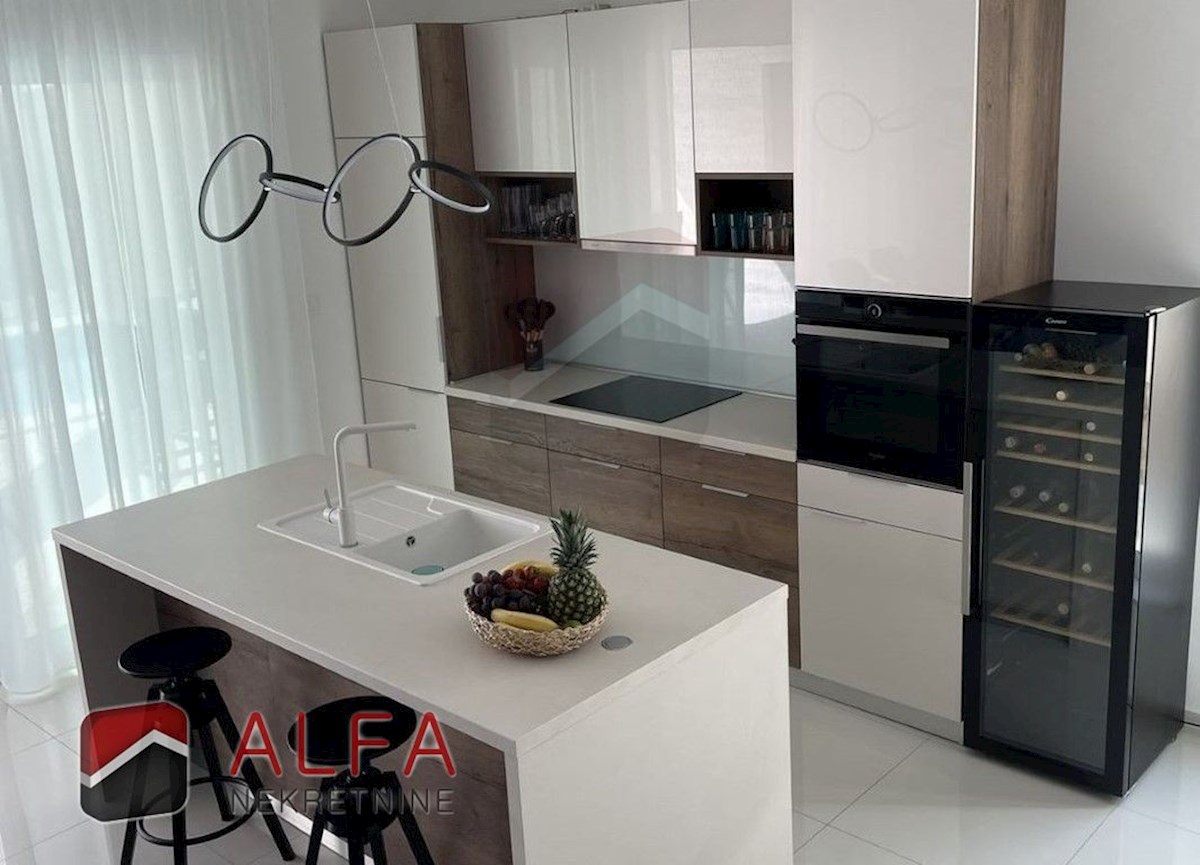 Hrvaška, Vodice – prodaja moderna novogradnja družinske hiše z bazenom