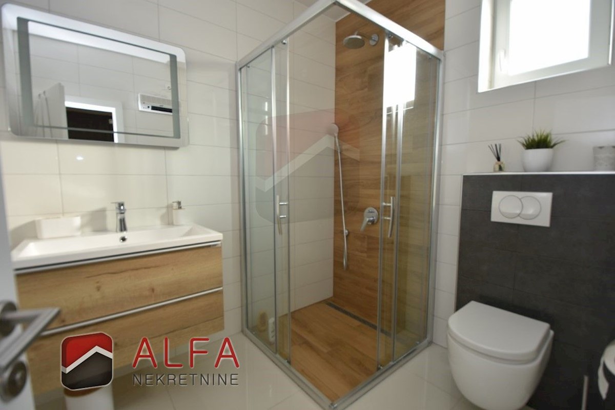 Hrvaška, Vodice – prodaja moderna novogradnja družinske hiše z bazenom