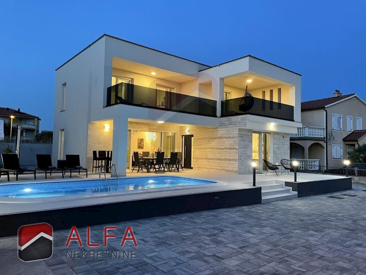 Hrvaška, Vodice – prodaja moderna novogradnja družinske hiše z bazenom