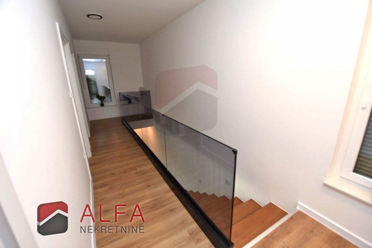 Hrvaška, Vodice – prodaja moderna novogradnja družinske hiše z bazenom