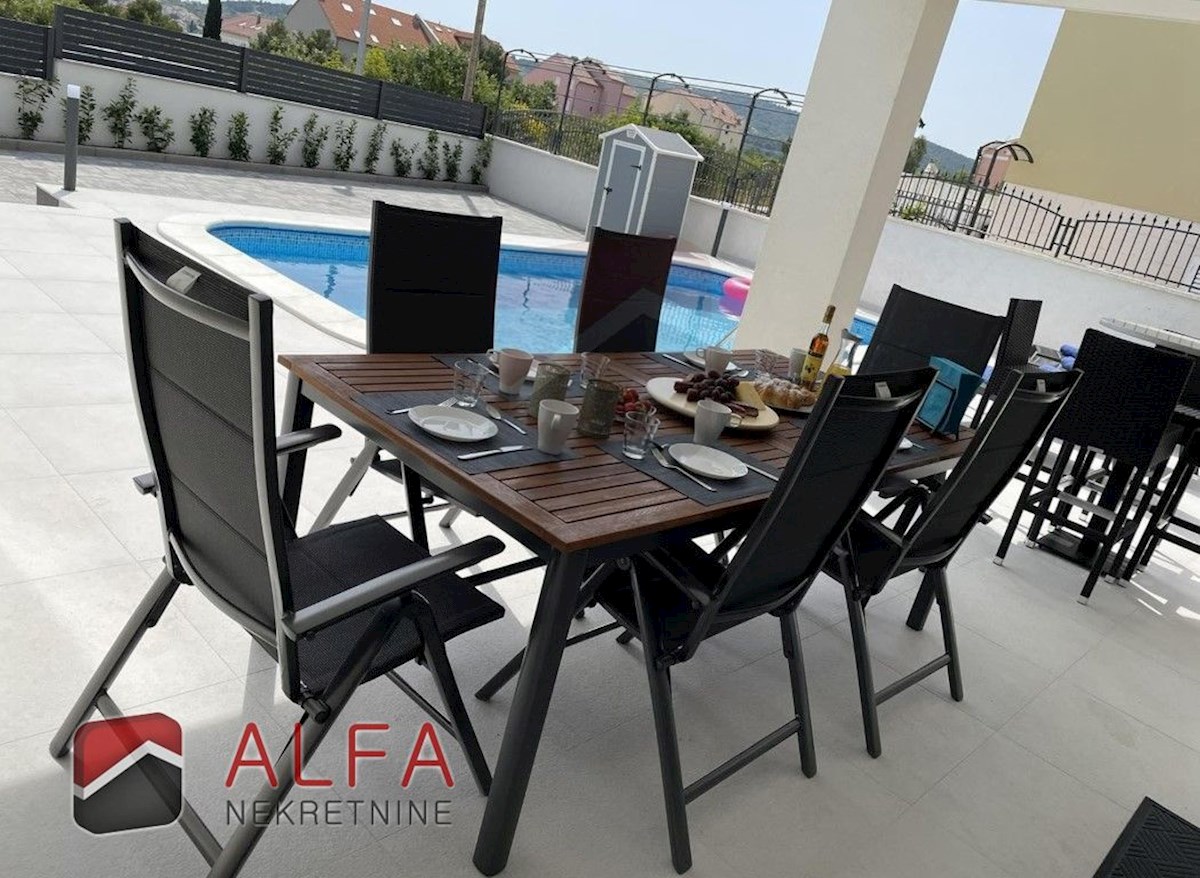 Hrvaška, Vodice – prodaja moderna novogradnja družinske hiše z bazenom