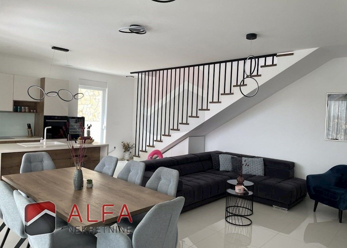 Hrvaška, Vodice – prodaja moderna novogradnja družinske hiše z bazenom