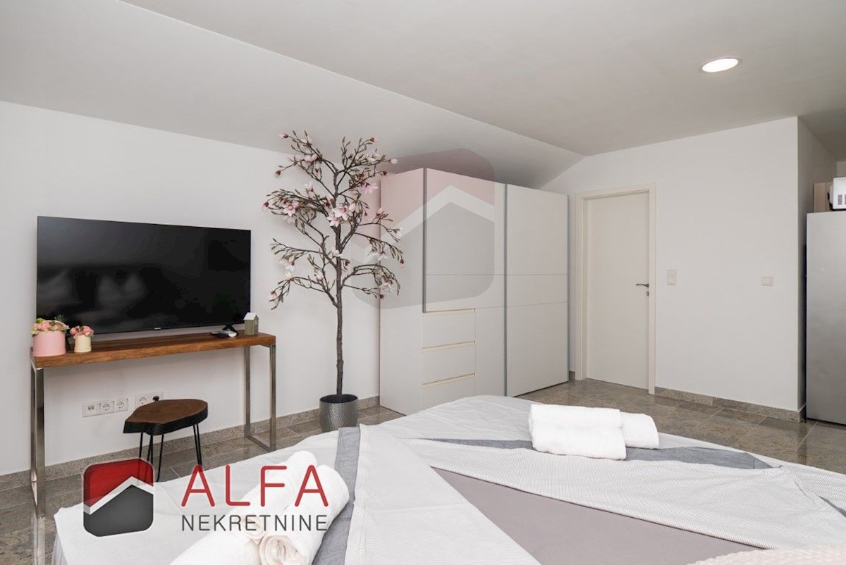 Hrvaška, center Vodic, prodaja samostojna hiša z osmimi popolnoma opremljenimi apartmaji