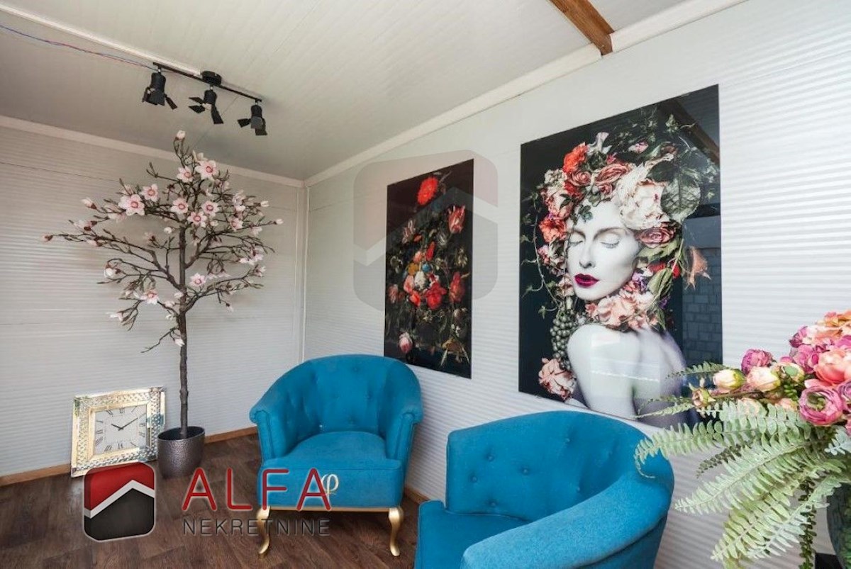 Hrvaška, center Vodic, prodaja samostojna hiša z osmimi popolnoma opremljenimi apartmaji