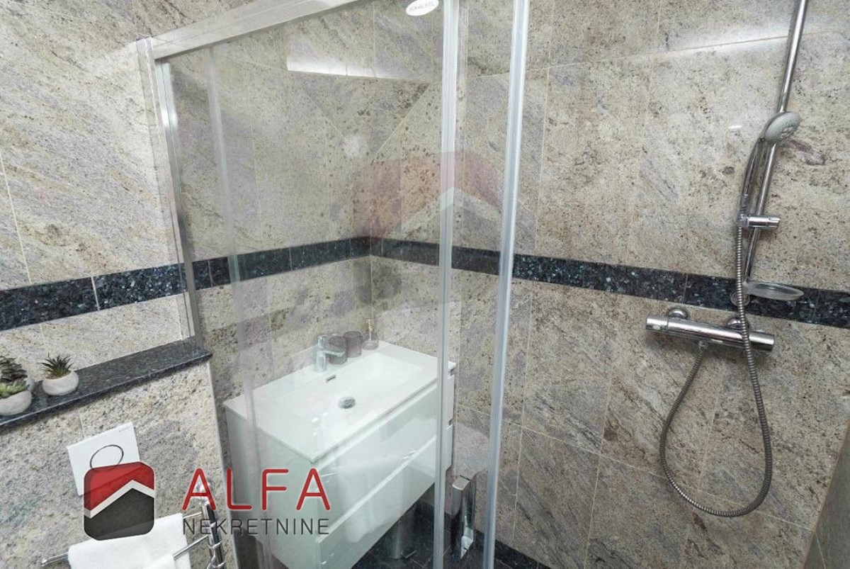 Hrvaška, center Vodic, prodaja samostojna hiša z osmimi popolnoma opremljenimi apartmaji