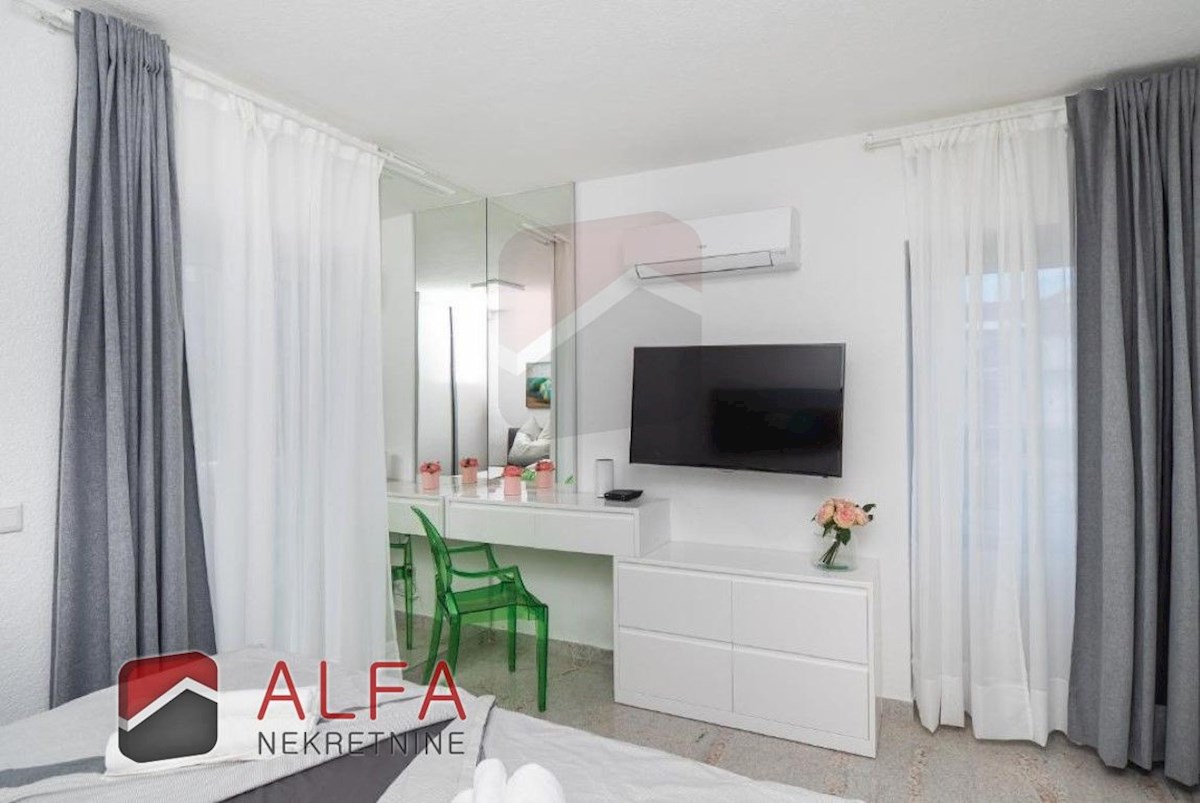 Hrvaška, center Vodic, prodaja samostojna hiša z osmimi popolnoma opremljenimi apartmaji