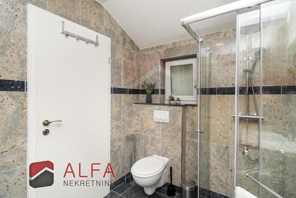 Hrvaška, center Vodic, prodaja samostojna hiša z osmimi popolnoma opremljenimi apartmaji