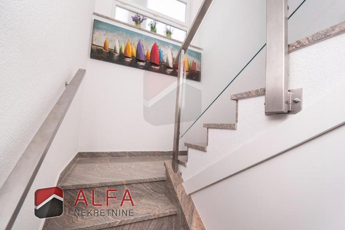 Hrvaška, center Vodic, prodaja samostojna hiša z osmimi popolnoma opremljenimi apartmaji