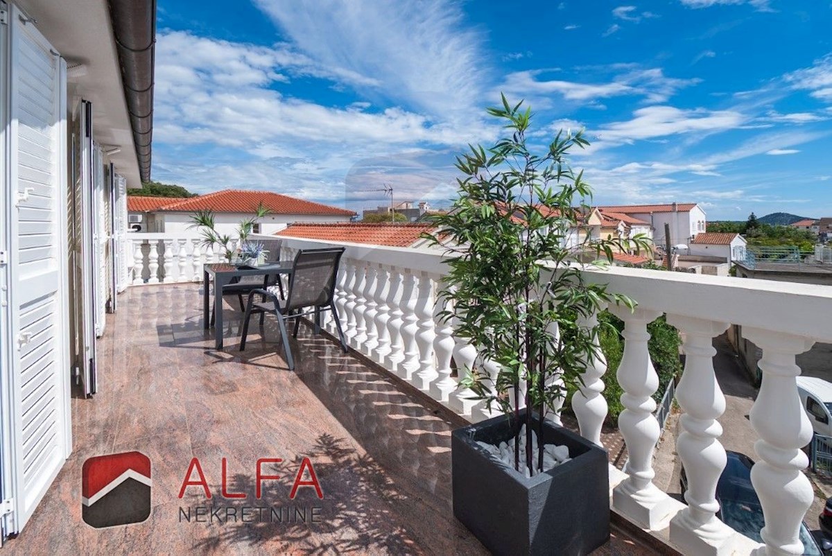 Hrvaška, center Vodic, prodaja samostojna hiša z osmimi popolnoma opremljenimi apartmaji