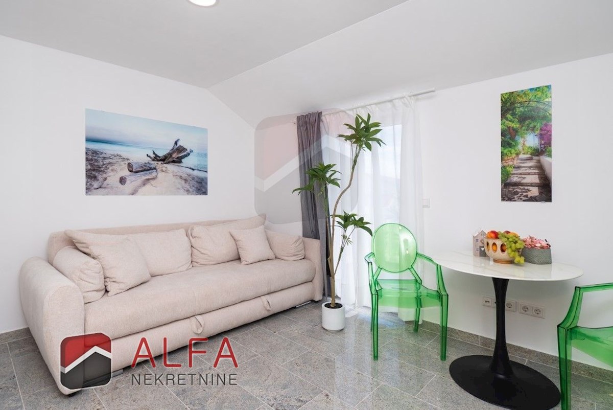 Hrvaška, center Vodic, prodaja samostojna hiša z osmimi popolnoma opremljenimi apartmaji