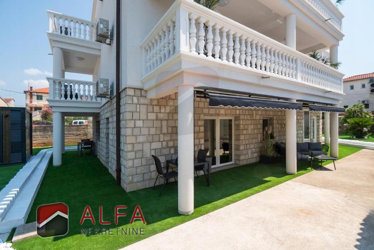 Hrvaška, center Vodic, prodaja samostojna hiša z osmimi popolnoma opremljenimi apartmaji