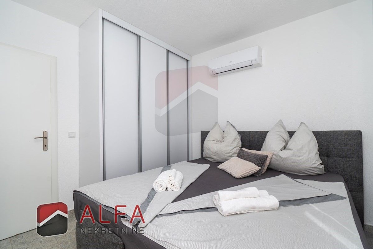 Hrvaška, center Vodic, prodaja samostojna hiša z osmimi popolnoma opremljenimi apartmaji