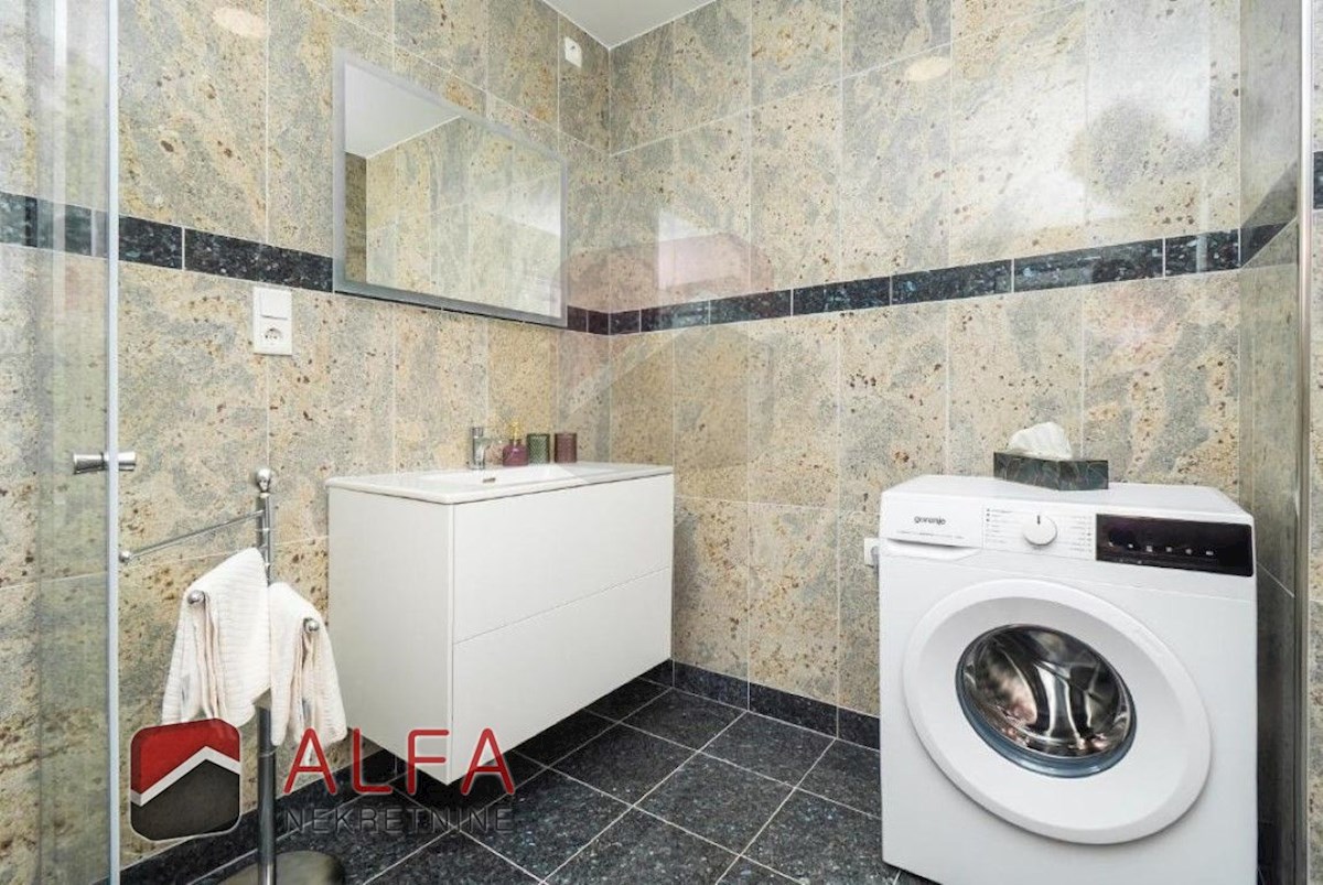 Hrvaška, center Vodic, prodaja samostojna hiša z osmimi popolnoma opremljenimi apartmaji