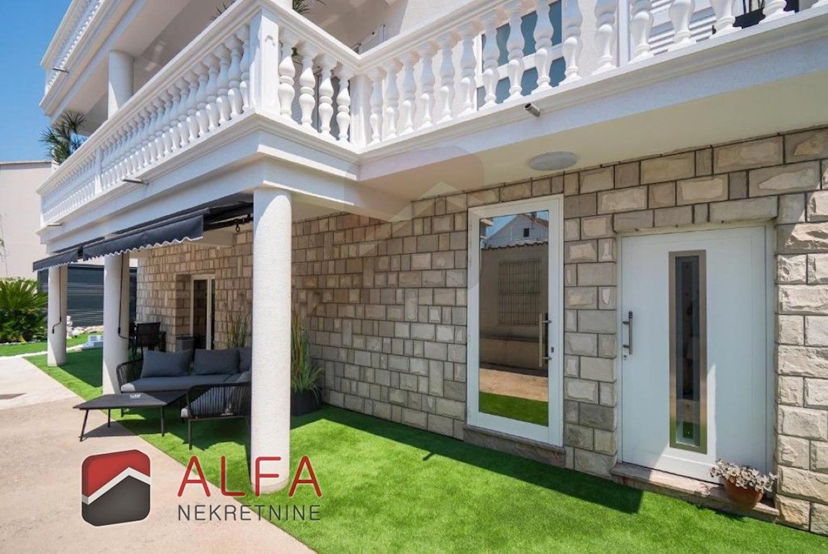 Hrvaška, center Vodic, prodaja samostojna hiša z osmimi popolnoma opremljenimi apartmaji