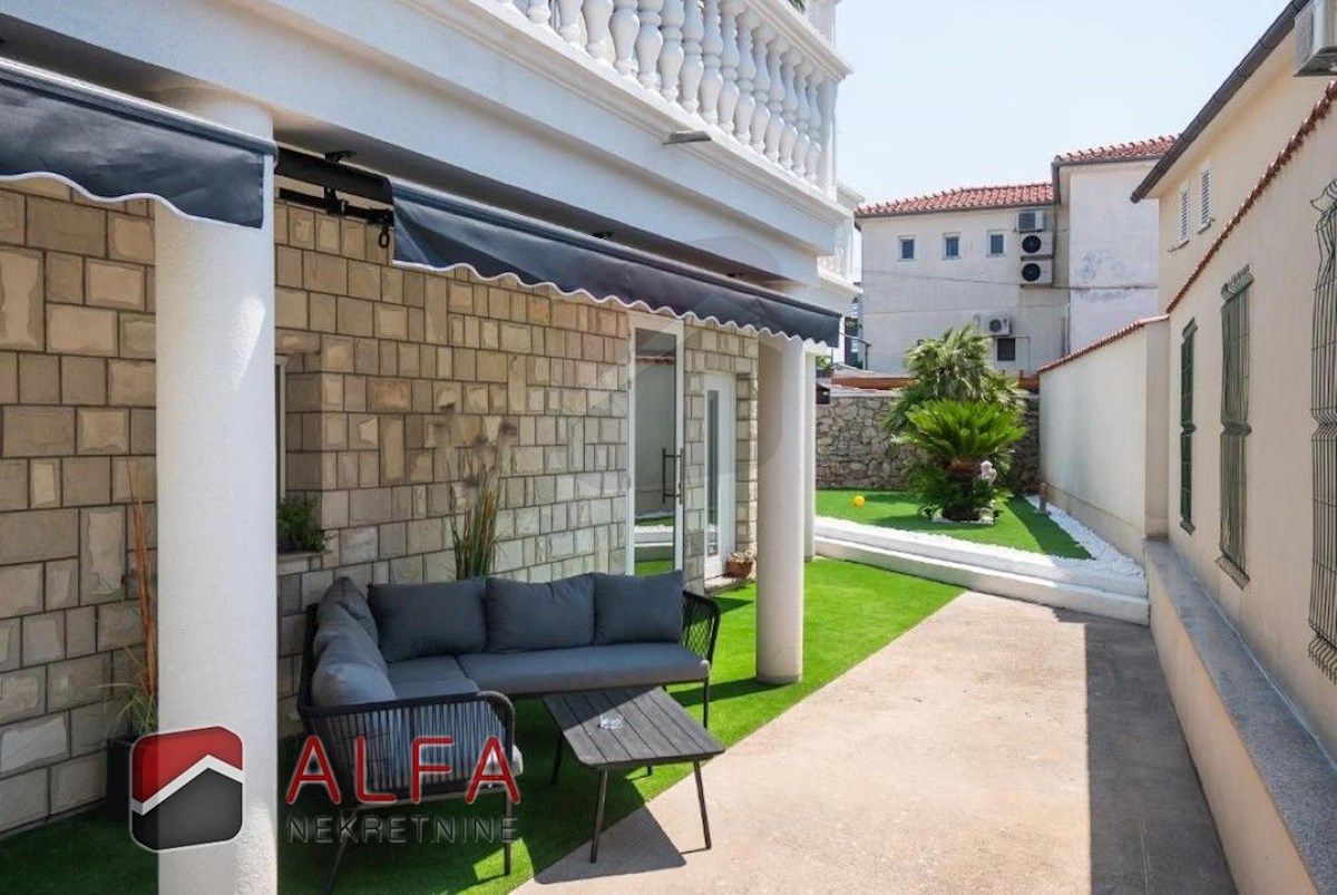 Hrvaška, center Vodic, prodaja samostojna hiša z osmimi popolnoma opremljenimi apartmaji