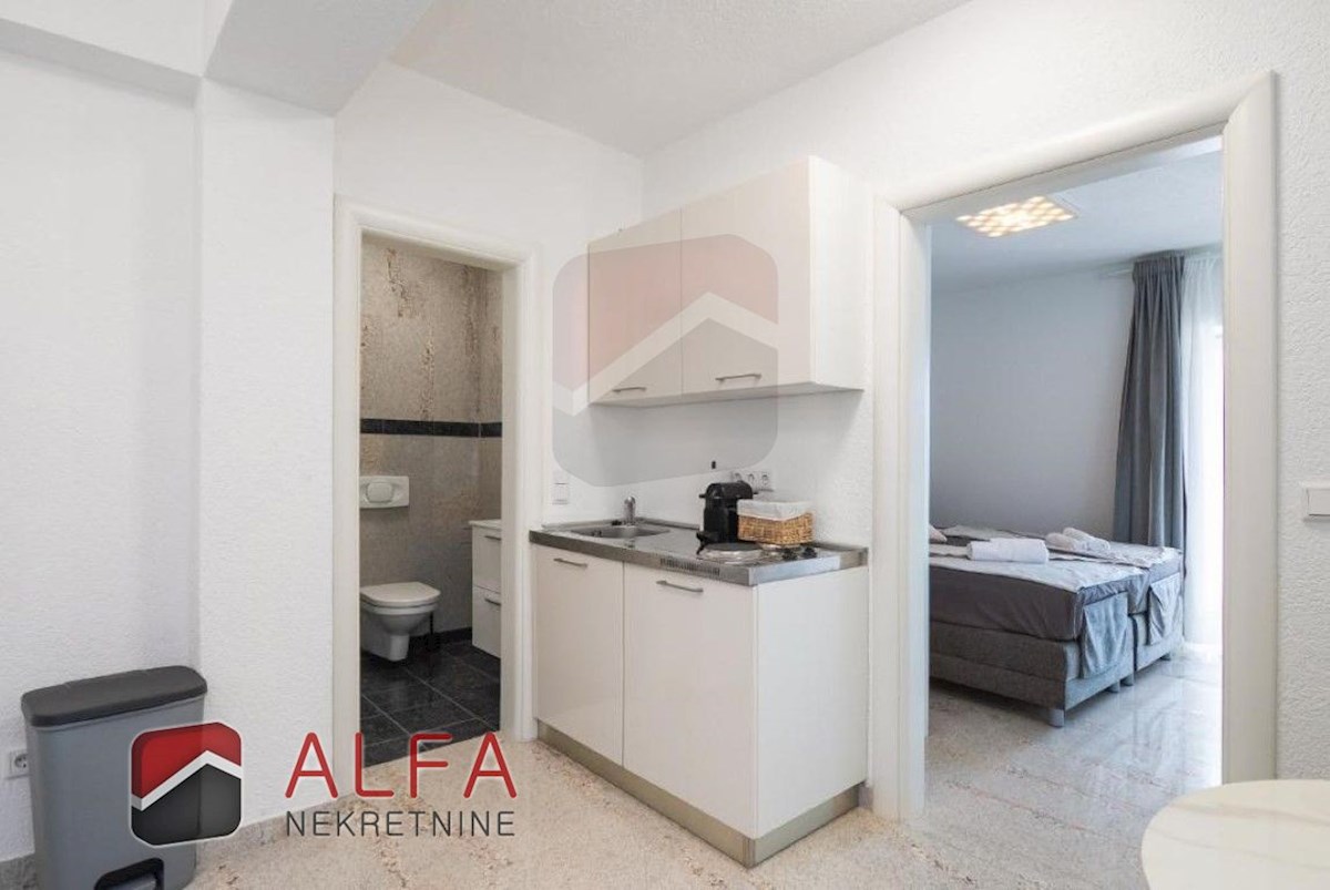 Hrvaška, center Vodic, prodaja samostojna hiša z osmimi popolnoma opremljenimi apartmaji