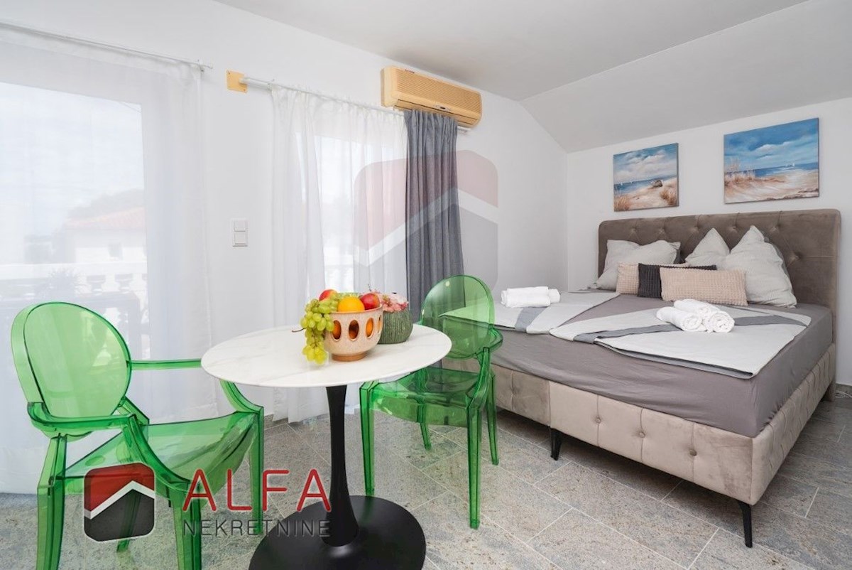 Hrvaška, center Vodic, prodaja samostojna hiša z osmimi popolnoma opremljenimi apartmaji