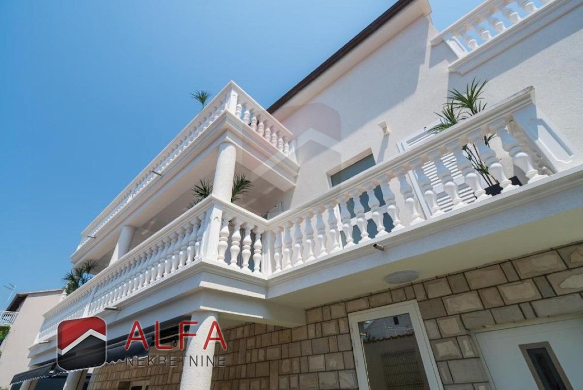 Hrvaška, center Vodic, prodaja samostojna hiša z osmimi popolnoma opremljenimi apartmaji