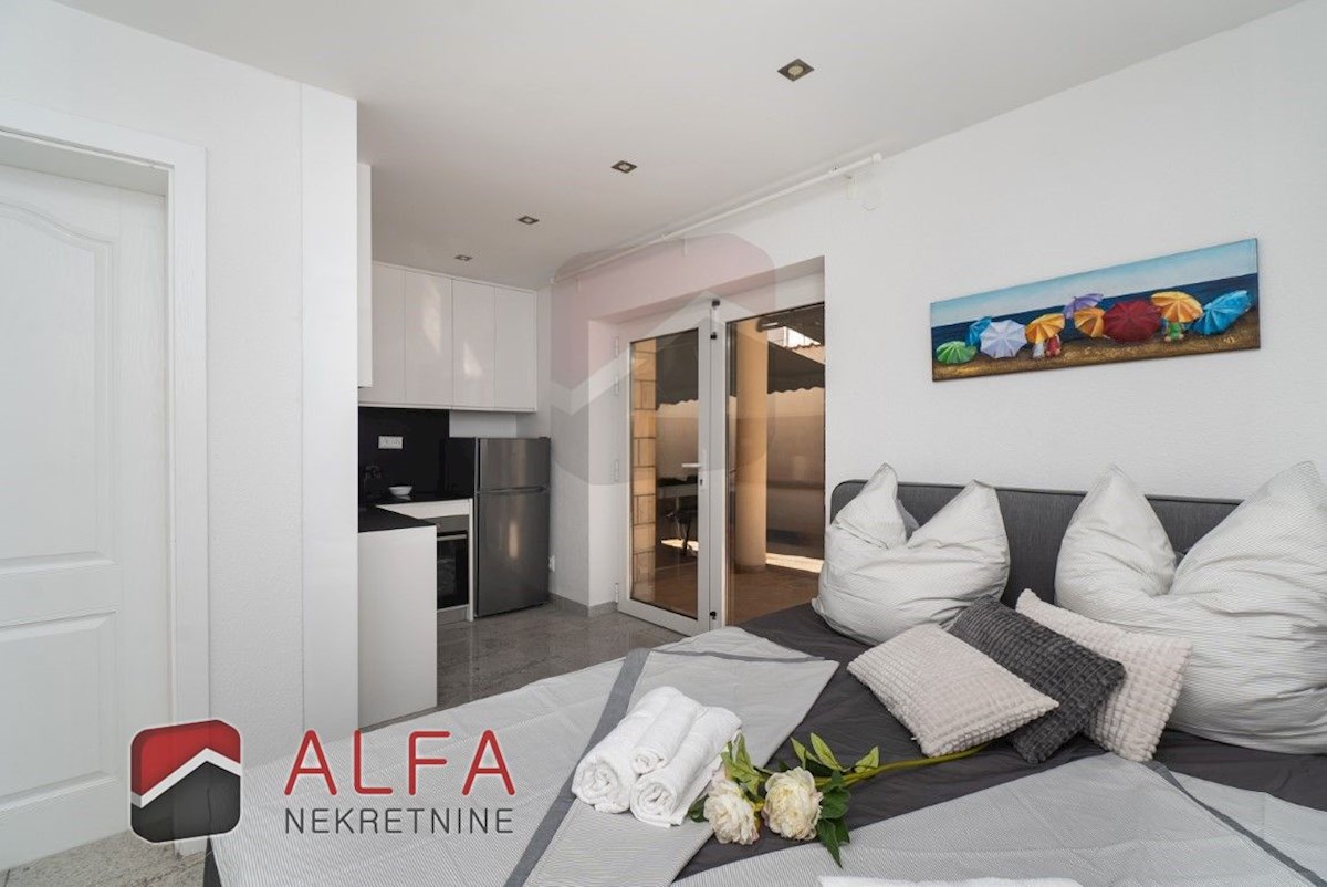 Hrvaška, center Vodic, prodaja samostojna hiša z osmimi popolnoma opremljenimi apartmaji