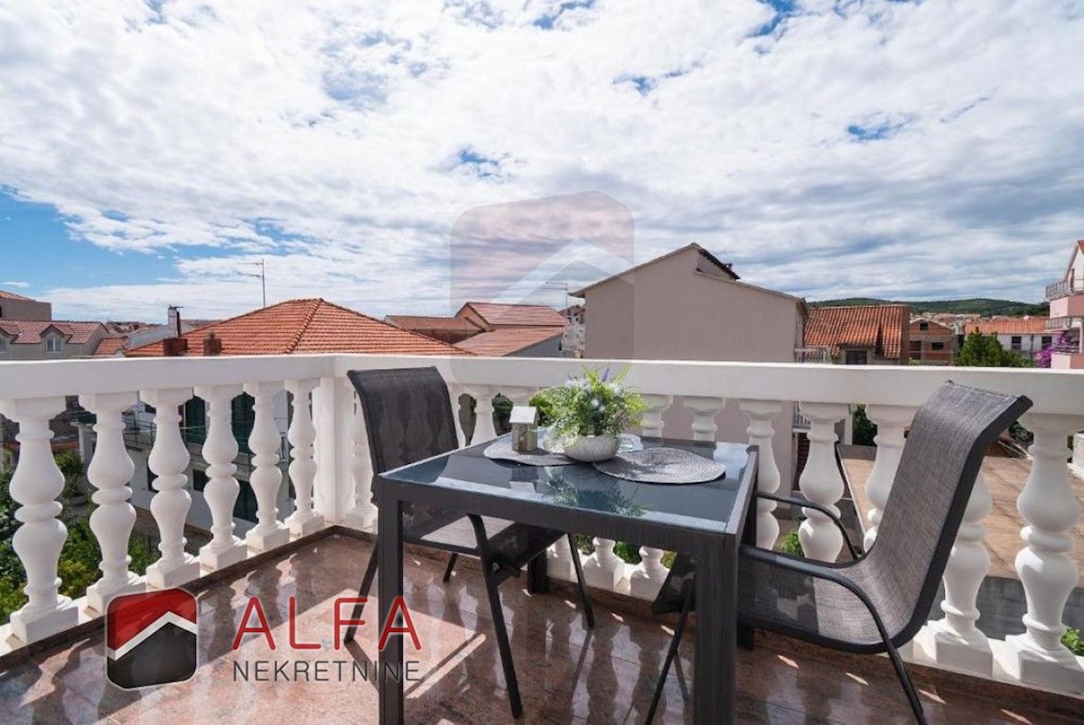 Hrvaška, center Vodic, prodaja samostojna hiša z osmimi popolnoma opremljenimi apartmaji