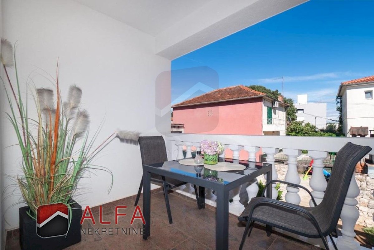 Hrvaška, center Vodic, prodaja samostojna hiša z osmimi popolnoma opremljenimi apartmaji