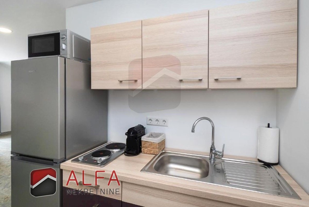 Hrvaška, center Vodic, prodaja samostojna hiša z osmimi popolnoma opremljenimi apartmaji