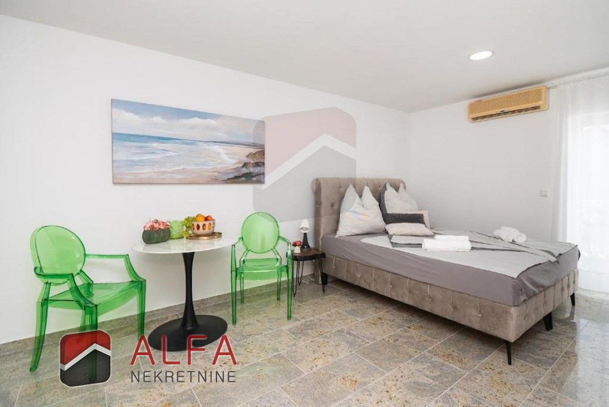 Hrvaška, center Vodic, prodaja samostojna hiša z osmimi popolnoma opremljenimi apartmaji