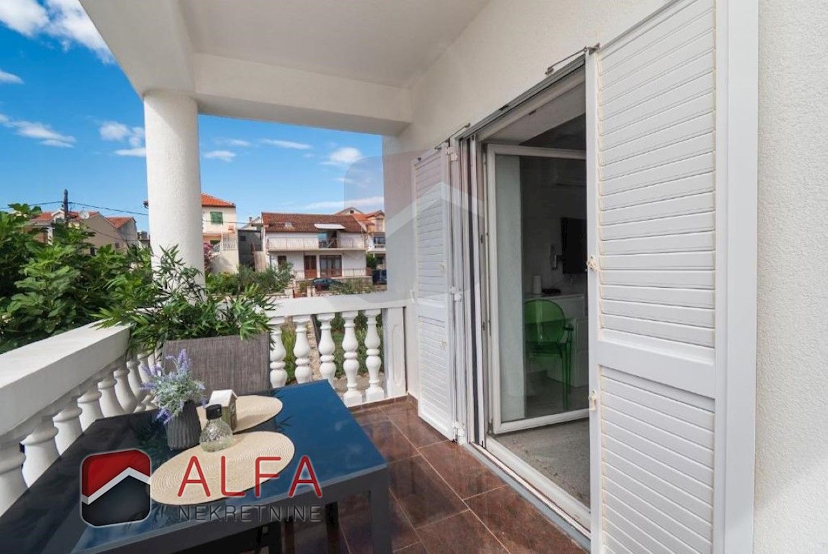 Hrvaška, center Vodic, prodaja samostojna hiša z osmimi popolnoma opremljenimi apartmaji