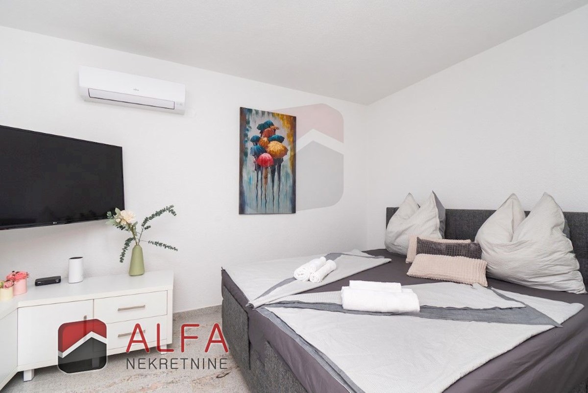 Hrvaška, center Vodic, prodaja samostojna hiša z osmimi popolnoma opremljenimi apartmaji