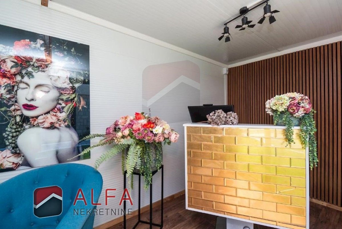 Hrvaška, center Vodic, prodaja samostojna hiša z osmimi popolnoma opremljenimi apartmaji