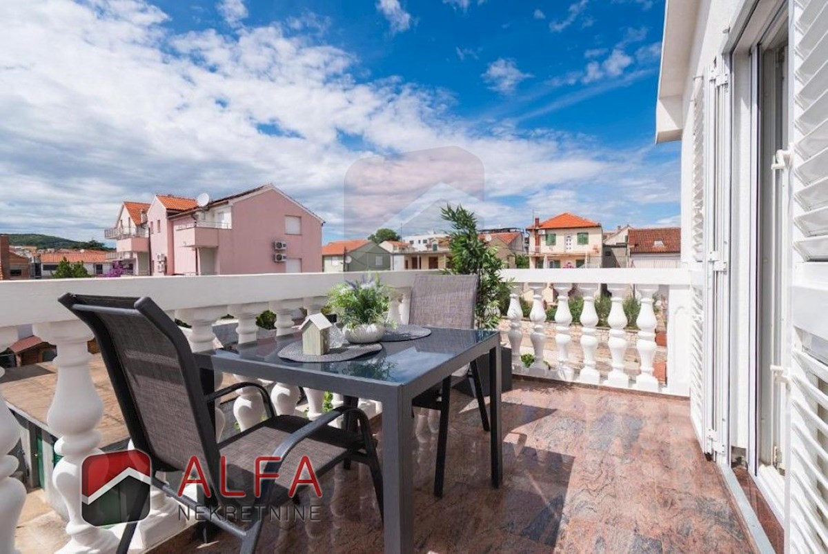 Hrvaška, center Vodic, prodaja samostojna hiša z osmimi popolnoma opremljenimi apartmaji