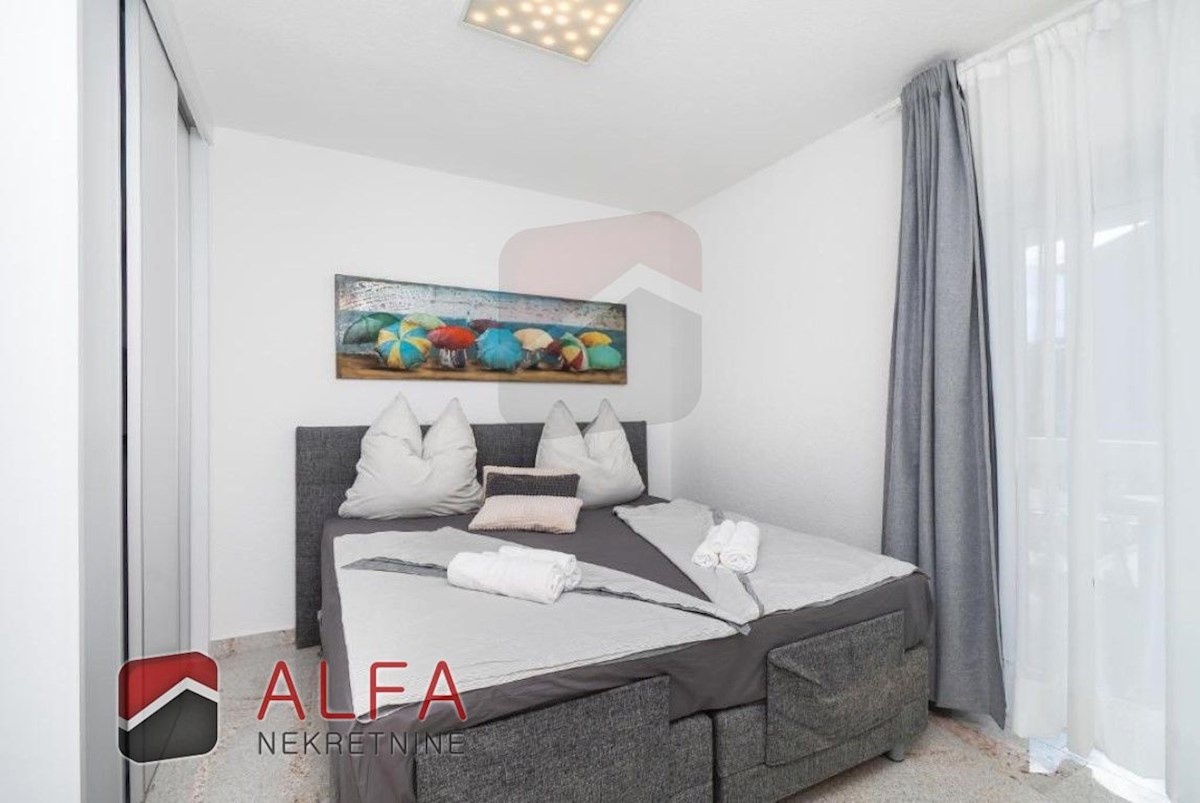 Hrvaška, center Vodic, prodaja samostojna hiša z osmimi popolnoma opremljenimi apartmaji