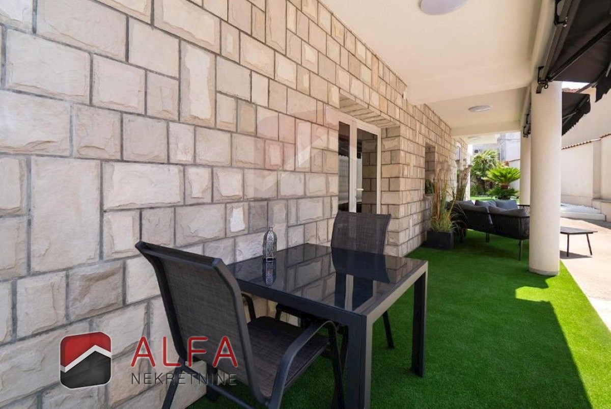 Hrvaška, center Vodic, prodaja samostojna hiša z osmimi popolnoma opremljenimi apartmaji