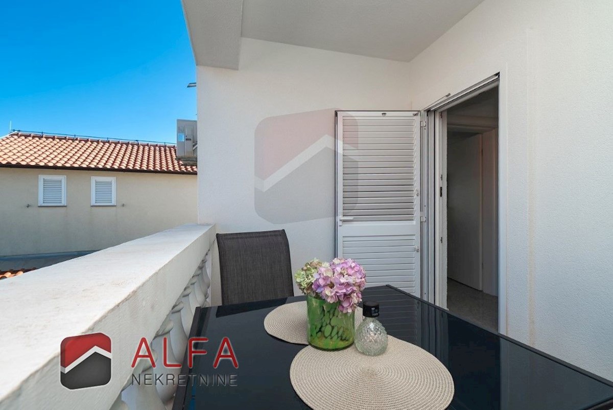 Hrvaška, center Vodic, prodaja samostojna hiša z osmimi popolnoma opremljenimi apartmaji