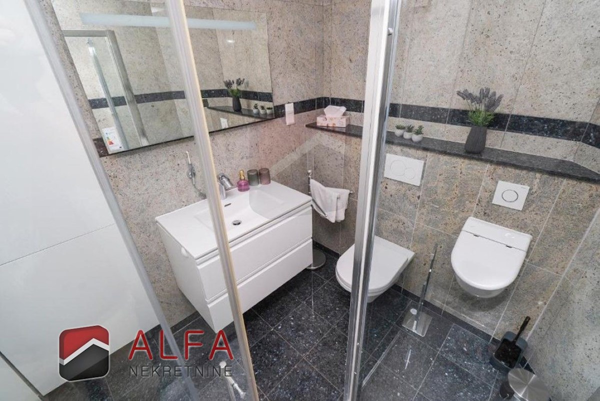 Hrvaška, center Vodic, prodaja samostojna hiša z osmimi popolnoma opremljenimi apartmaji