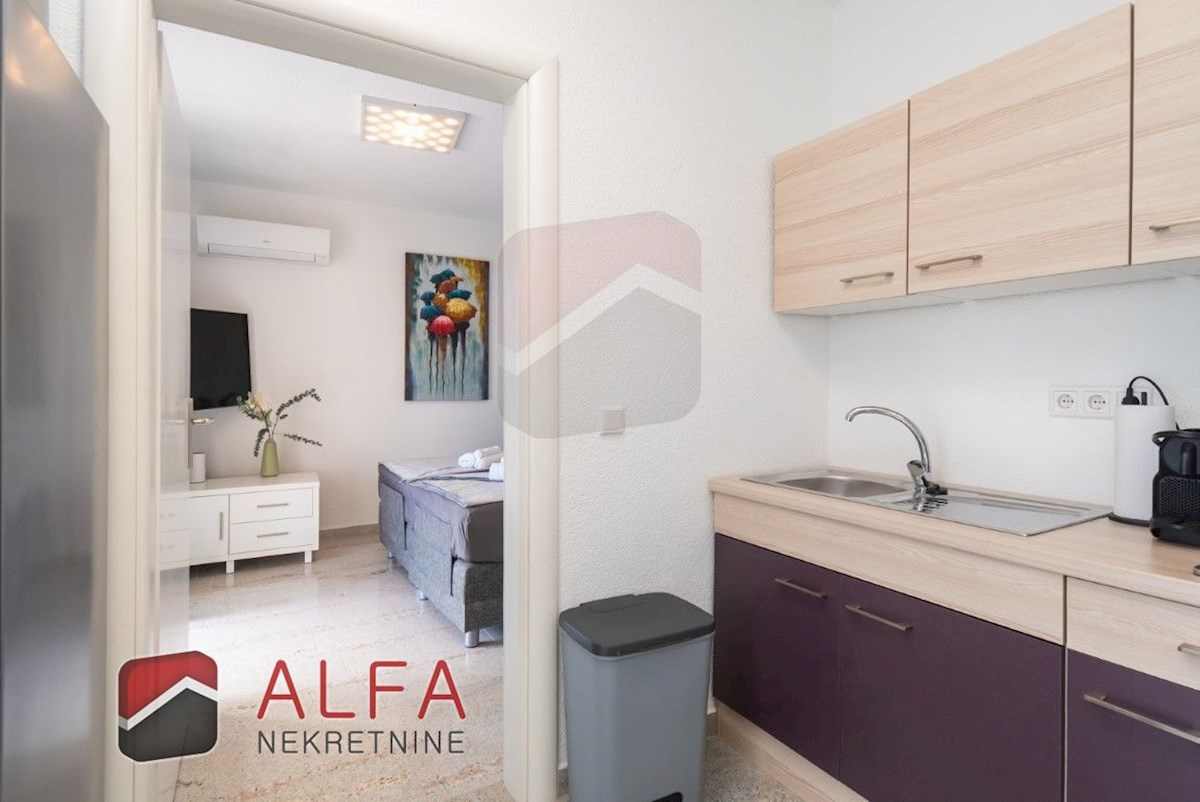 Hrvaška, center Vodic, prodaja samostojna hiša z osmimi popolnoma opremljenimi apartmaji