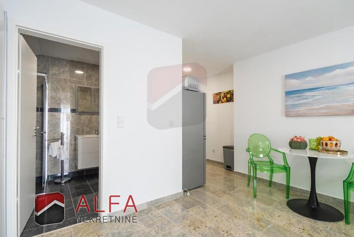 Hrvaška, center Vodic, prodaja samostojna hiša z osmimi popolnoma opremljenimi apartmaji