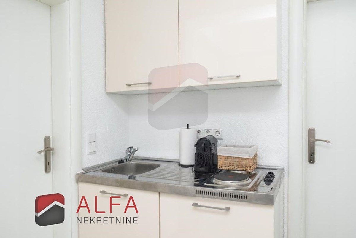 Hrvaška, center Vodic, prodaja samostojna hiša z osmimi popolnoma opremljenimi apartmaji