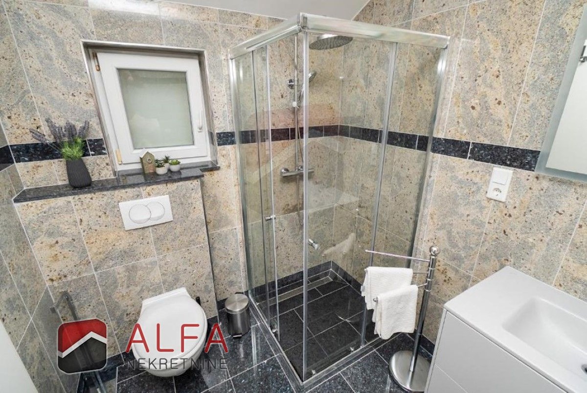 Hrvaška, center Vodic, prodaja samostojna hiša z osmimi popolnoma opremljenimi apartmaji