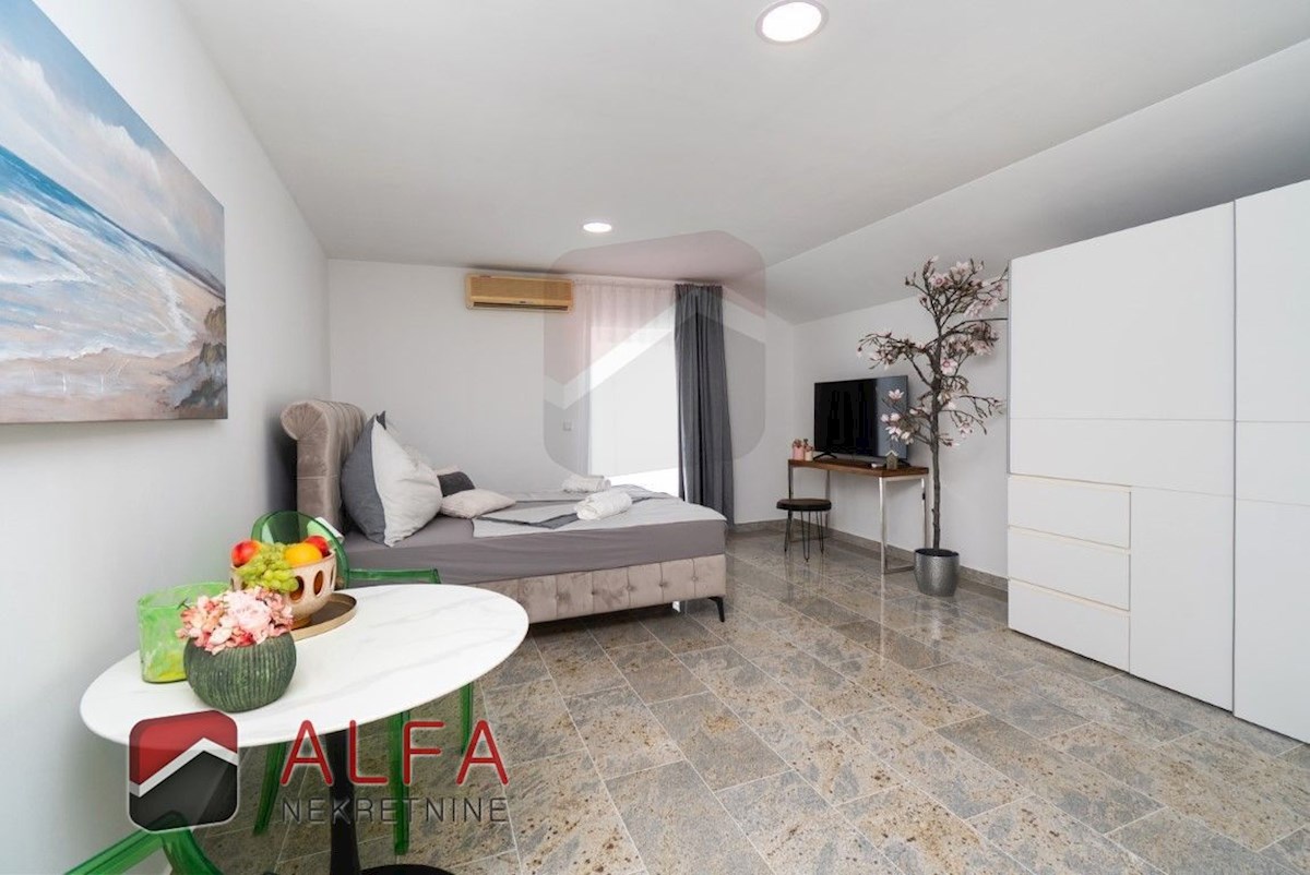 Hrvaška, center Vodic, prodaja samostojna hiša z osmimi popolnoma opremljenimi apartmaji