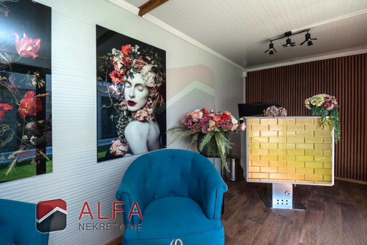 Hrvaška, center Vodic, prodaja samostojna hiša z osmimi popolnoma opremljenimi apartmaji