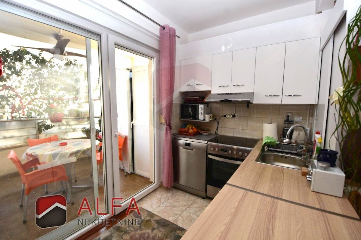 Hrvaška, Vodice – prodaja opremljeno stanovanje v pritličju