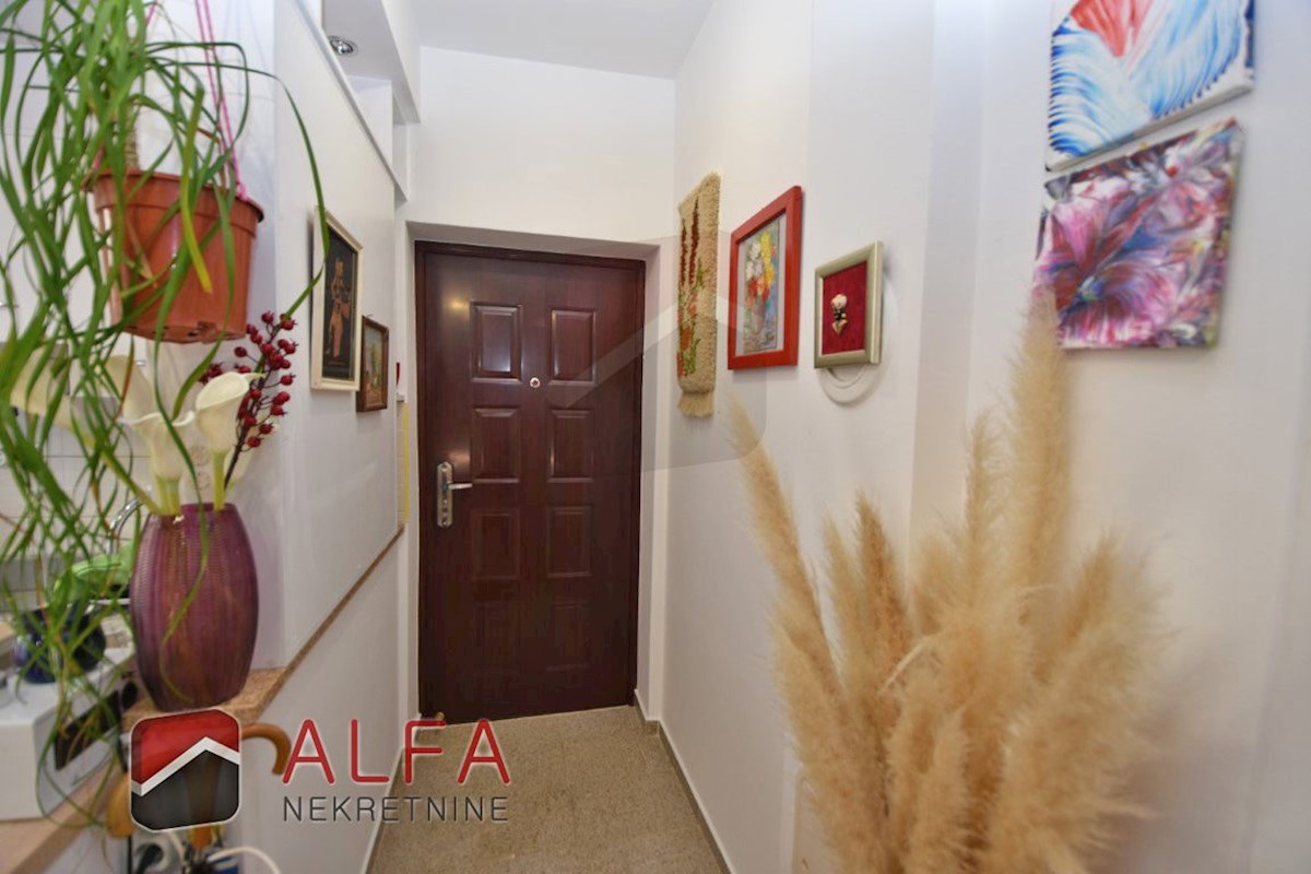 Hrvaška, Vodice – prodaja opremljeno stanovanje v pritličju