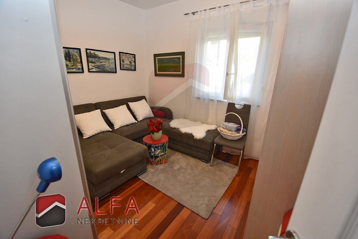 Hrvaška, Vodice – prodaja opremljeno stanovanje v pritličju