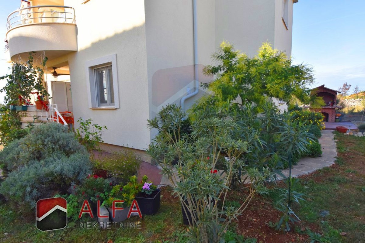 Hrvaška, Vodice – prodaja opremljeno stanovanje v pritličju