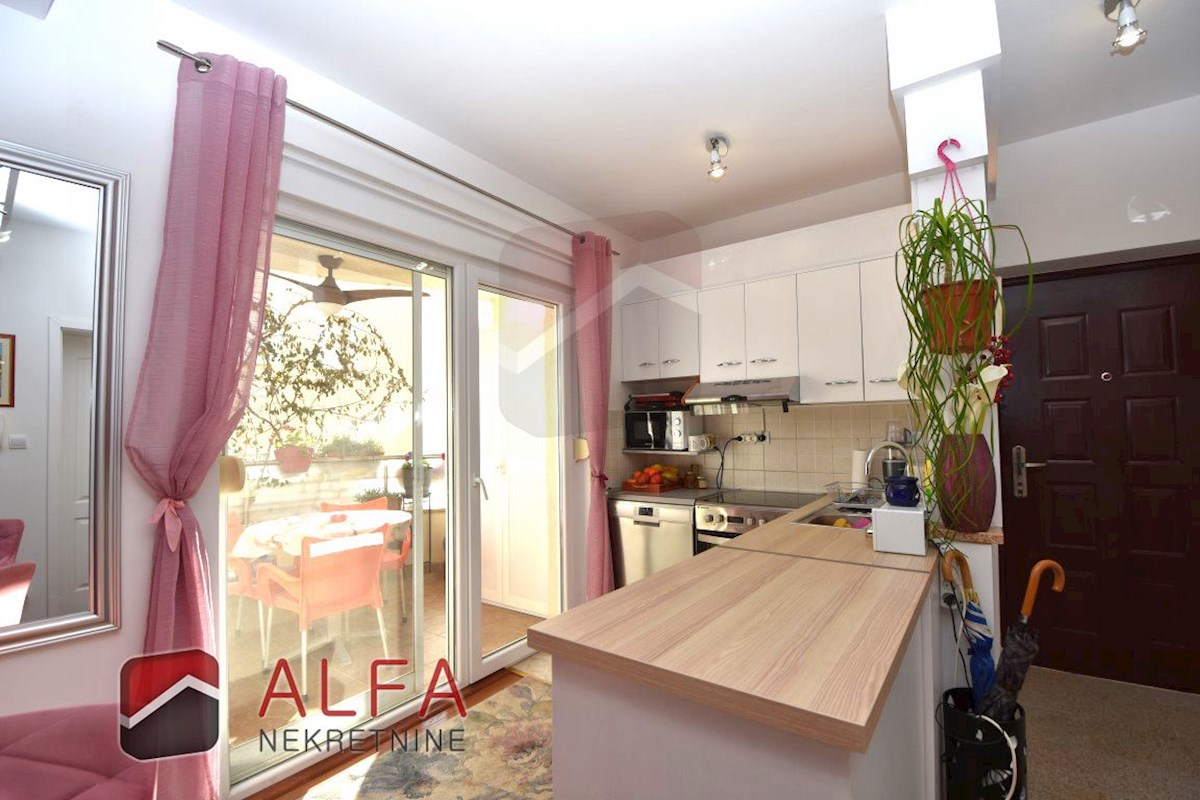 Hrvaška, Vodice – prodaja opremljeno stanovanje v pritličju